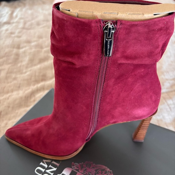 NIB Vince Camuto Women's Presindal Burgundy Suede Heeled Boots Sz 7.5 - Picture 5 of 11